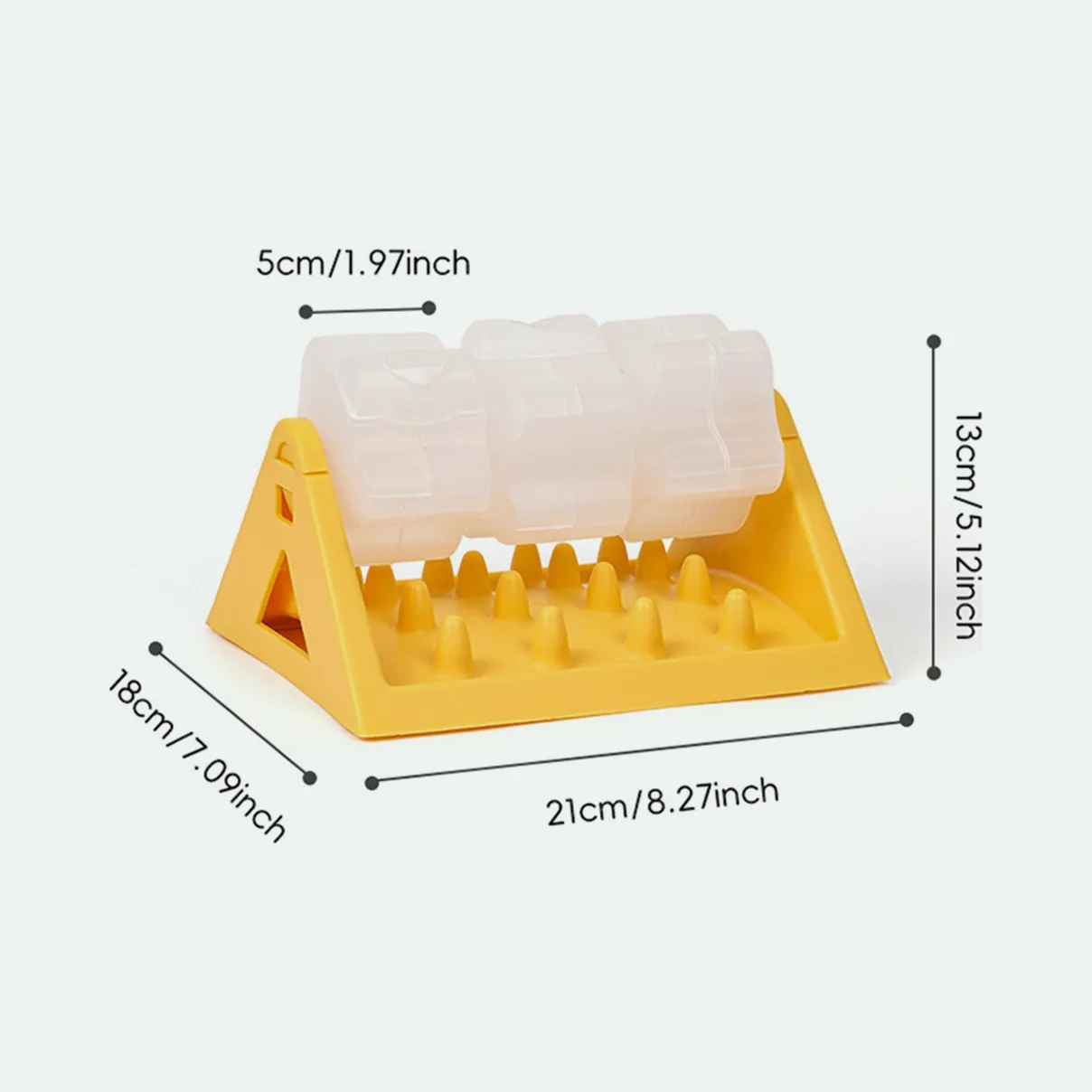 Yellow treat feeder with its measurements marked: 21 cm long, 18 cm wide and 13 cm high